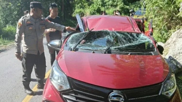 Polsek Airmadidi Selamatkan Tiga Penumpang Mobil Tertimpa Tiang Listrik