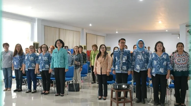 Dekranasda Bitung Latih Warga Olah Tas Kresek Jadi Kerajinan