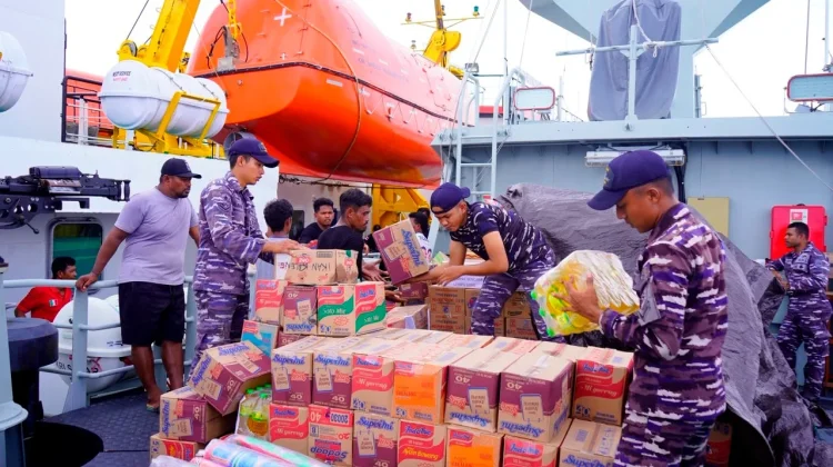 KRI SELAR-879 Distribusikan Bantuan Bencana Gempa di Pulau Kawio
