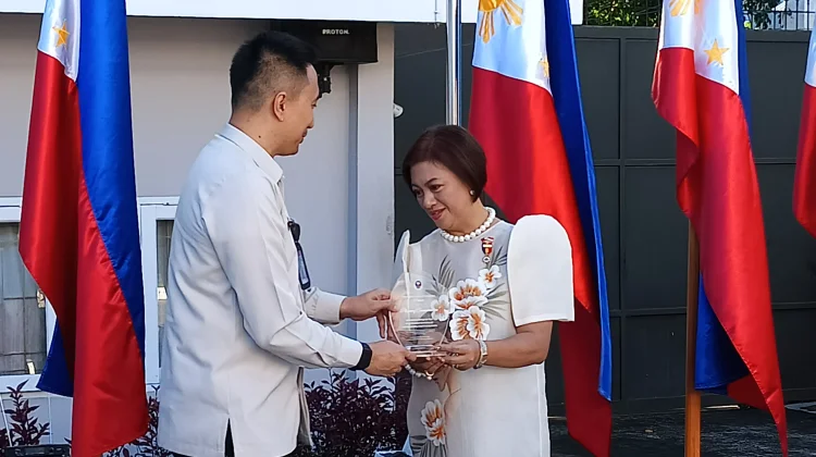 Kanwil Ditjenim Sulut Terima Penghargaan dari Konjen Filipina