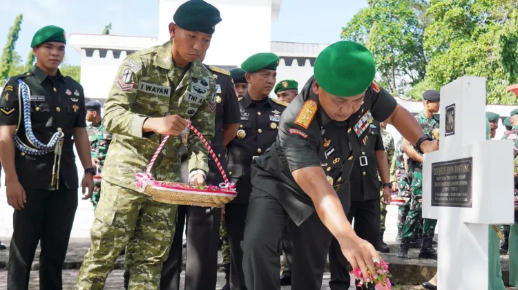 Peringati HUT ke-68, Pangdam Merdeka Pimpin Ziarah Rombongan di TMP Kairagi