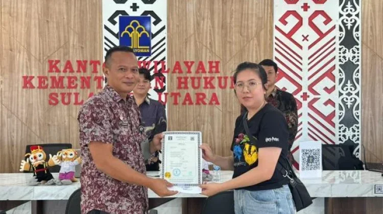 Mudahkan Urusan di Luar Negeri, Kemenkum Sulut Serahkan Sertifikat Apostille