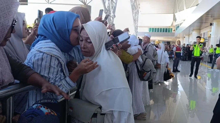 Tangis Haru Warnai Kepulangan Jemaah Haji Sulut Kloter 5 di Bandara Sam Ratulangi