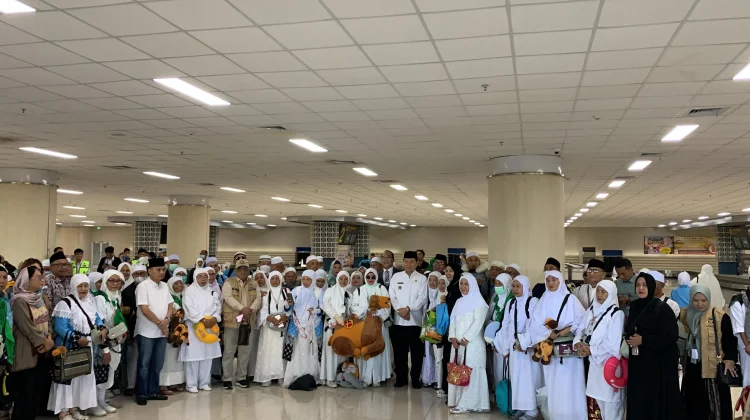 Jemaah Haji Sulut Tiba di Manado, Disambut Wagub Victor Mailangkay