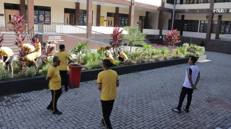 Kapolres Kotamobagu Pimpin Korve Bersih-bersih Lingkungan Mako