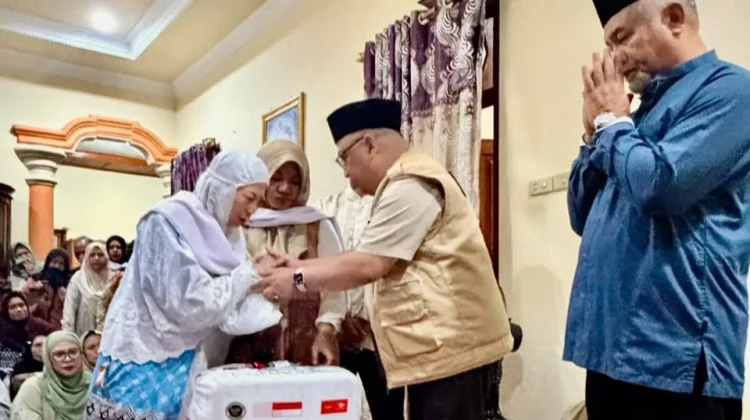 Kemenhaj Sulut Serahkan Barang Milik Jemaah Haji Wafat kepada Keluarga