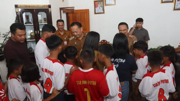 Senduk Lepas Tim SSB Bina Putra ke Forum Sepakbola Anak Indonesia 2026 di Bali