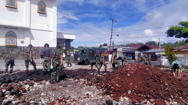 Perkuat Kemanunggalan, TNI dan Masyarakat Gotong Royong di Gereja Rosa Delima