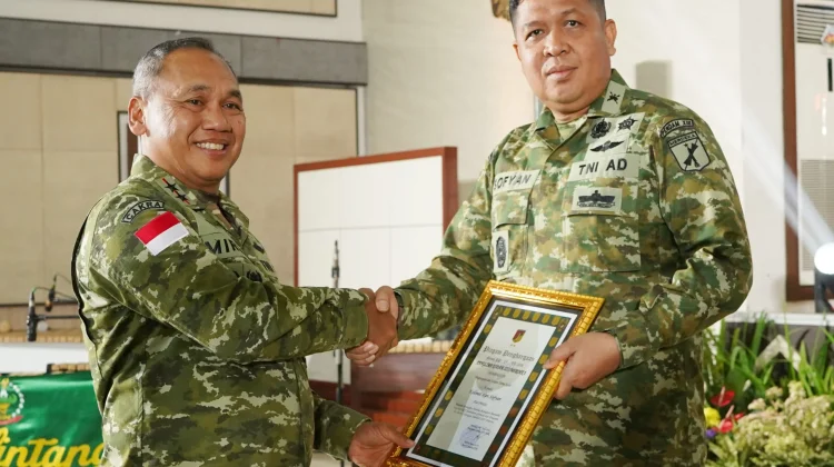 Raih Juara II Karya Jurnalistik, Kapendam Merdeka Terima Panghargaan dari Pangdam