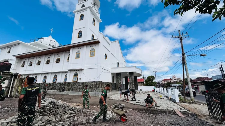 TNI dan Warga Gotong Royong Percantik Gereja Santa Rosa Delima dengan Paving Block