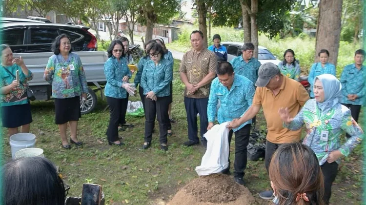 TP PKK Bitung Latih Warga Olah Sampah Jadi Kompos