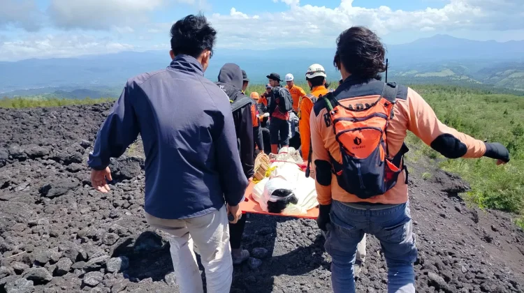 Dua Pendaki Gunung Soputan Berhasil Dievakuasi Tim SAR Gabungan