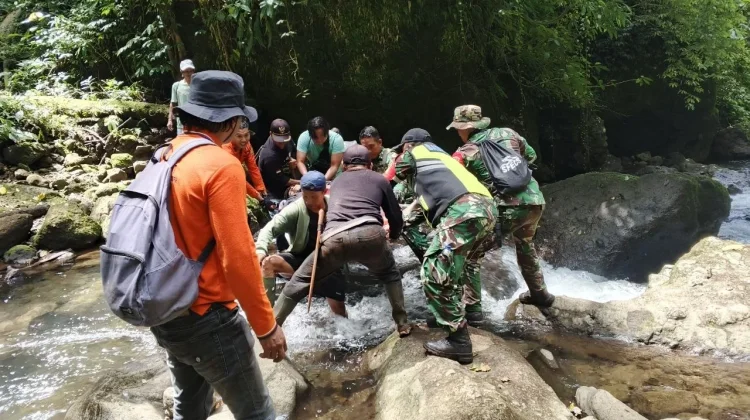Perintah Danrem, Personil Kodim Bolmong Evakuasi Warga Hilang di Hutan Mintu
