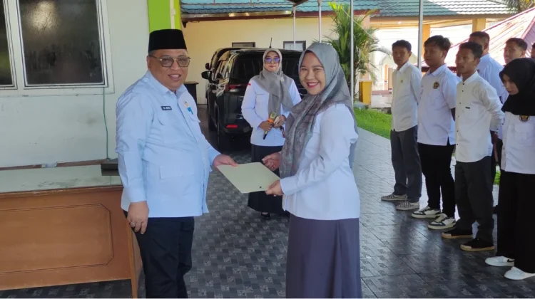 Serahkan SK Kenaikan Pangkat, Kakanwil Kemenhaj Sulut Ingatkan Integritas