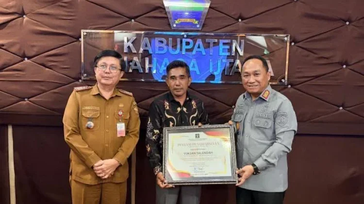 Kakanwil Serahkan Sertifikat Penghargaan Kepada Empat Paralegal Minahasa Utara