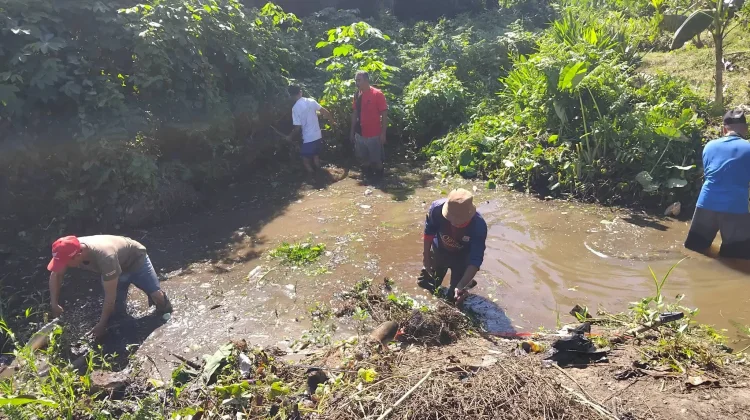 Antisipasi Banjir, Pemdes dan Masyarakat Paniki Baru Bersihkan Bantaran Sungai