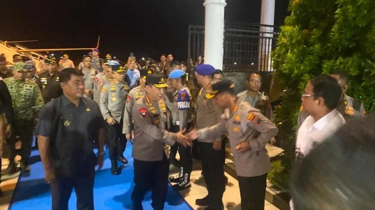 Kapolresta Manado Dampingi Kapolda Sulut Jemput Kapolri di Bandara Sam Ratulangi