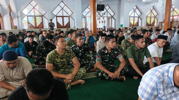 Kerja Bakti di Gereja, Personel Kodim 1302/Minahasa Muslim Sempatkan Salat Jumat