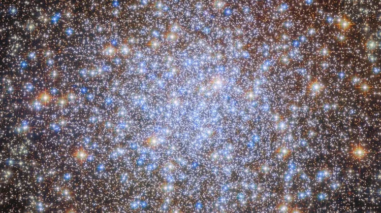 Teleskop Hubble Potret Gugus Bintang Kuno Mirip Lampu Gantung Kristal