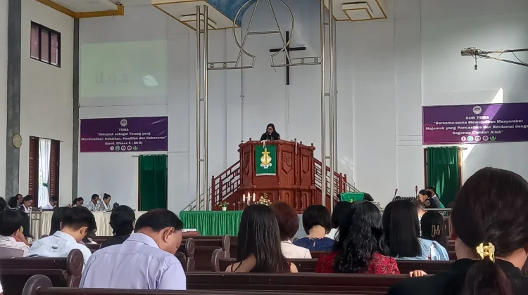 Ibadah Minggu Jemaat Ruth Matungkas Tekankan Pendidikan Iman dalam Keluarga