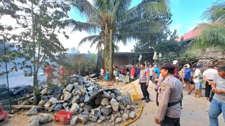 Polsek Mapanget Amankan TKP Kebakaran Gudang Ban Bekas di Paniki Dua