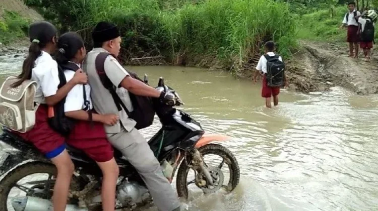 Ketika Jalan Menuju Sekolah Menentukan Kesejahteraan Guru