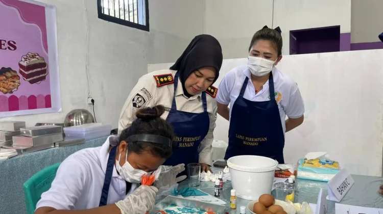 Warga Binaan Lapas Perempuan Manado Dilatih Membuat Batik Roll Cake