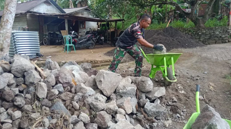 Babinsa Kodim 1302/Minahasa Kawal Pembangunan Jembatan Aramco di Mitra
