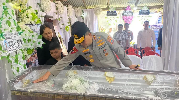 Kapolda Sulawesi Utara Melayat ke Rumah Duka Alm. Briptu Exel, Korban Salah Tembak