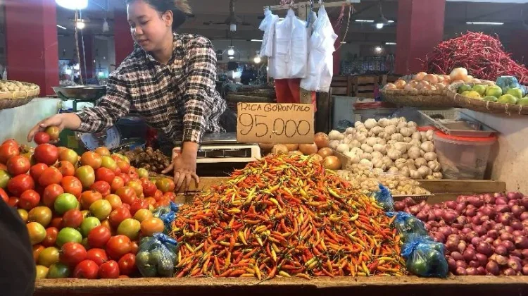 Harga Bahan Pokok Naik, Penjualan Pedagang di Manado Menurun