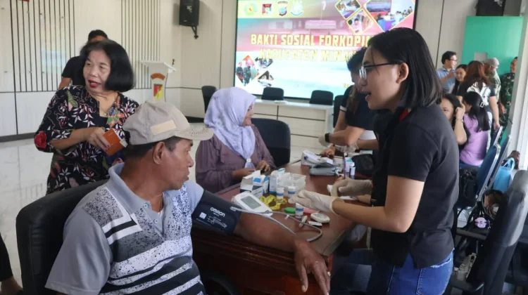 Kodim 1302/Minahasa Bersama Forkopimda Salurkan Sembako dan Cek Kesehatan Gratis