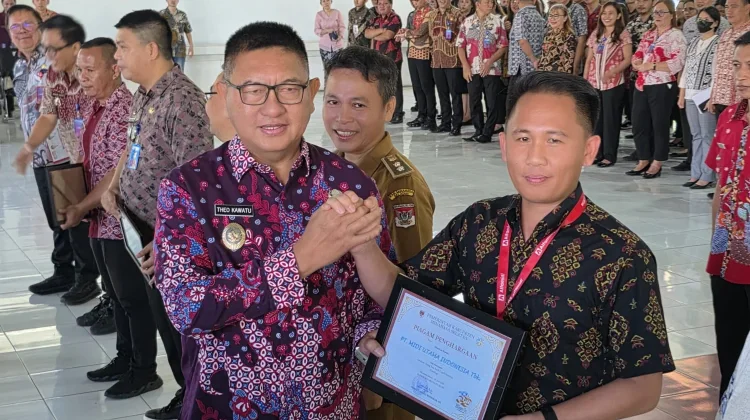 Berperan dalam Program Genting, Alfamidi Terima Penghargaan Pemkab Minsel