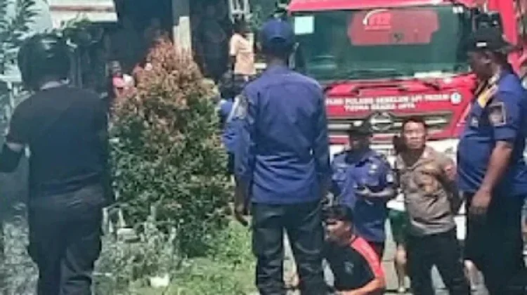 Polres Bitung Gerak Cepat Tangani Kebakaran di Wangurer Utara