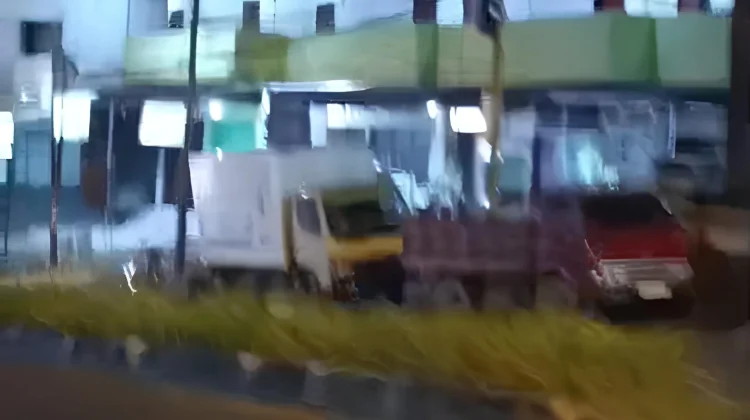 Warga Keluhkan Antrean Kendaraan di SPBU Kairagi Dua Gunakan Trotoar