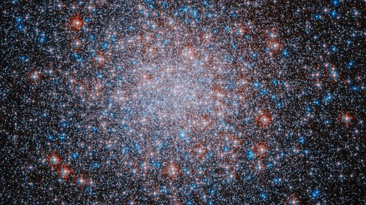 Rayakan HUT ke-250 AS, Hubble Tangkap Foto Menakjubkan Kumpulan 500 Ribu Bintang