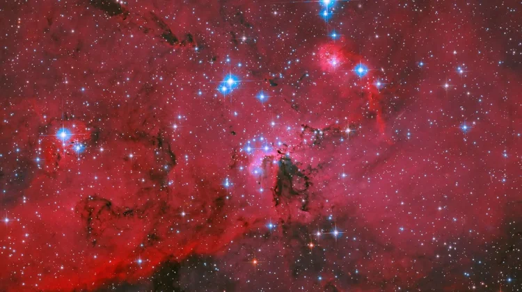 Teleskop Hubble Abadikan Awan Merah Menyala Berhias Bintang Biru