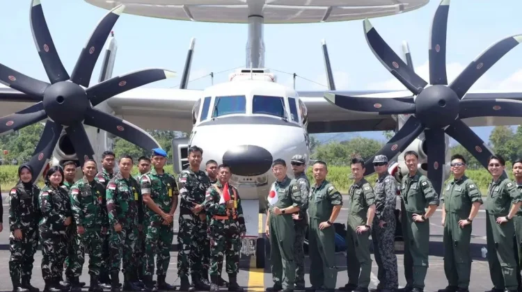 Technical Refuelling Pesawat E-2D Jepang di Lanud Sam Ratulangi