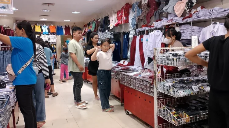 Jelang Tahun Ajaran Baru, Pasar 45 Manado Dipadati Pembeli Seragam