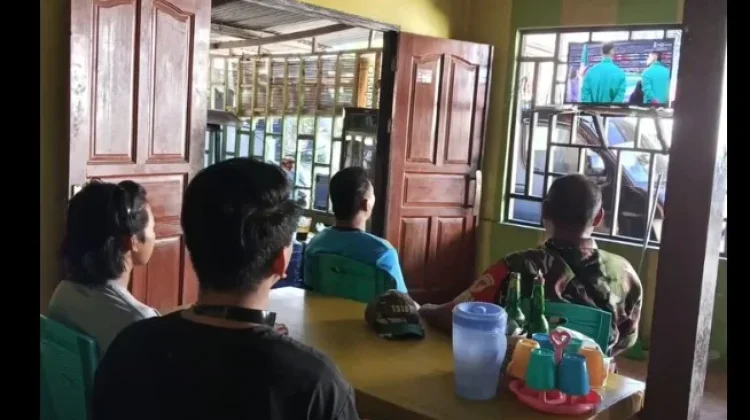 Nobar Piala Dunia 2026, TNI dan Warga di Dimembe Pererat Kebersamaan