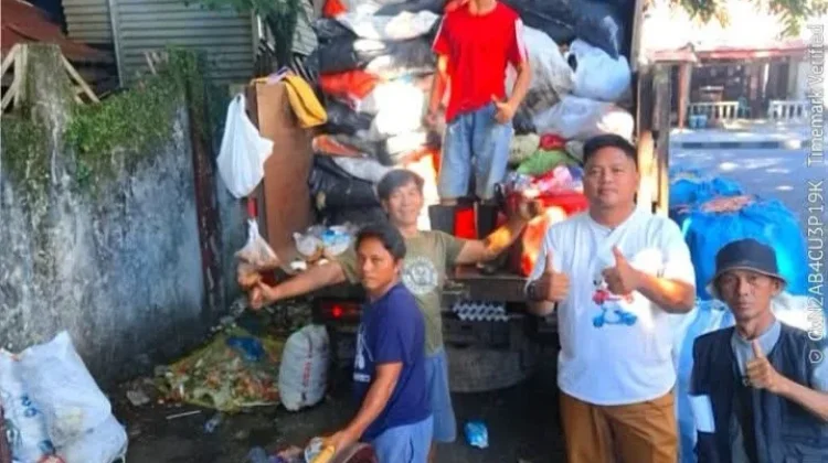 Jaga Kebersihan Lingkungan, Camat Sario Tinjau Langsung Pengangkutan Sampah