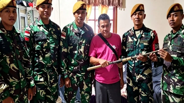 Warga Perbatasan Serahkan 2 Pucuk Senjata ke Komsos Satgas Yonarmed 19/Bogani