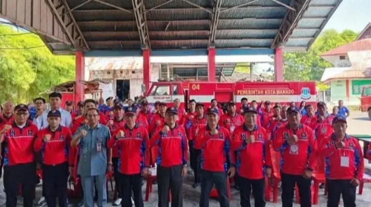 Wali Kota Andrei Angouw Kukuhkan 40 Anggota Baru Redkar Kota Manado