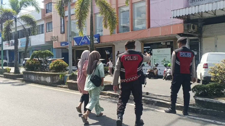 Tim Pantera Presisi Sigap Bantu Seberangkan Ibu-ibu di Kawasan Pertokoan
