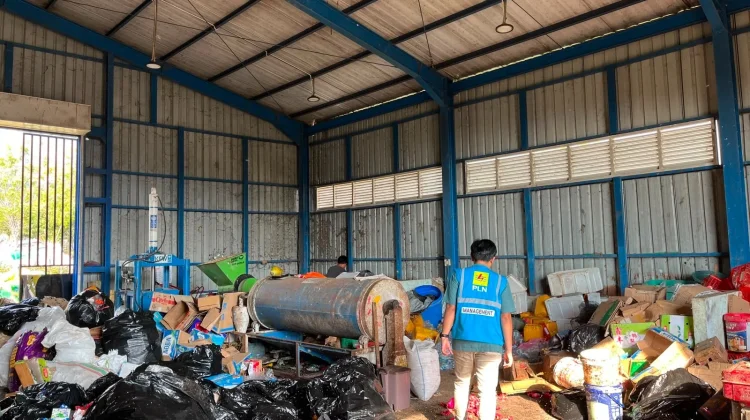Program TJSL PLN UID Suluttenggo Ubah Sampah menjadi Harapan