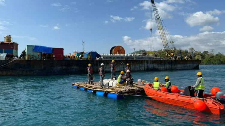 GM PLN UID Suluttenggo Tinjau Langsung Pemasangan Kabel Listrik Bawah Laut