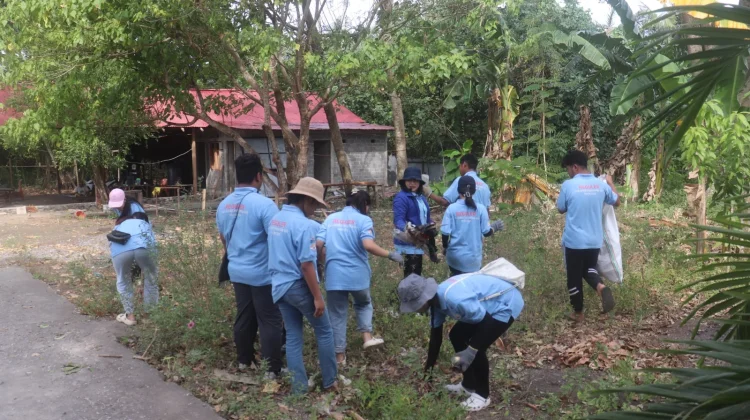 WIKASA Collaboration,   Mahasiswa KKN UNSRIT Bersihkan  Pantai Surawaya
