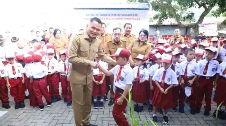 Bupati Ronald Kandoli Antar Putra di Hari Pertama Sekolah