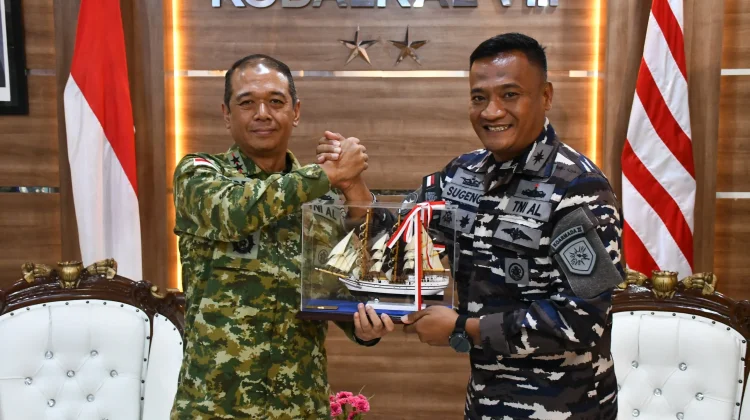 Dankodaeral VIII VIII Sambut CC Komandan KRI BIMA SUCI