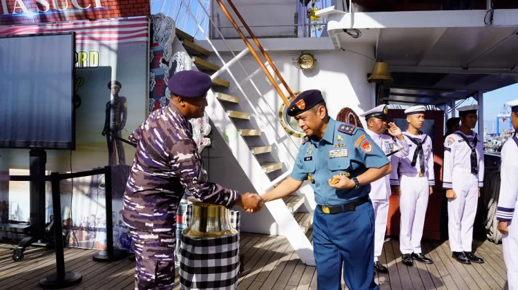 Dankodaeral VIII Kunjungan Kerja ke KRI Bima Suci-945