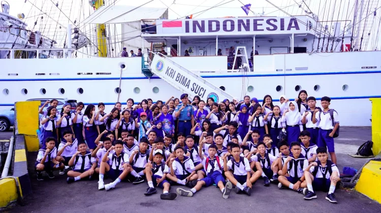 Kunjungan Edukatif Siswa SMP Hang Tuah Manado ke KRI Bima Suci